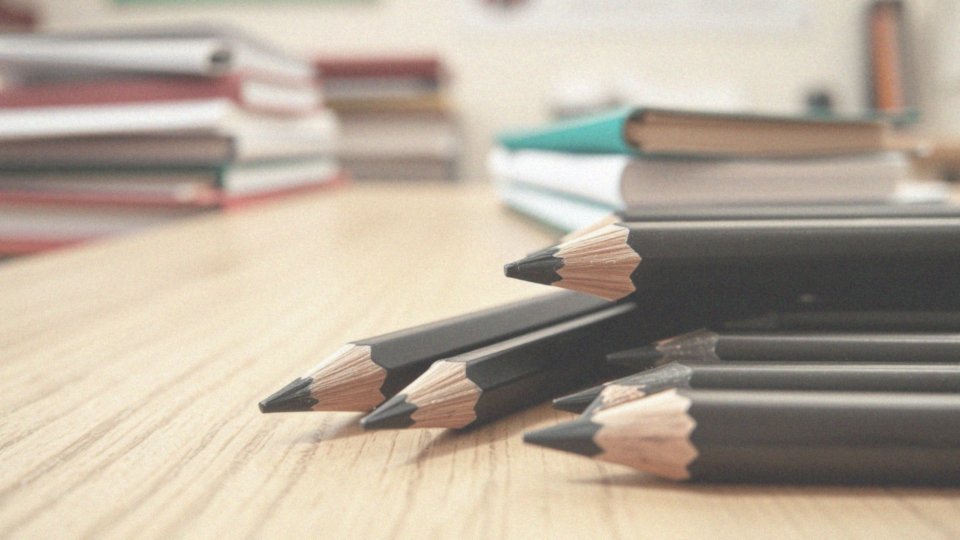 Co oznacza specjalny lakier zabezpieczający w ołówkach dla leworęcznych?