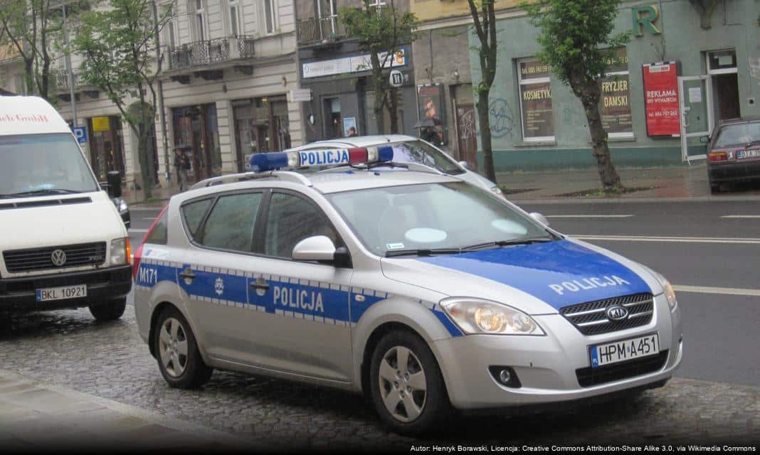 Policja w Tarnobrzegu rozprowadza odblaski w ramach akcji edukacyjnej